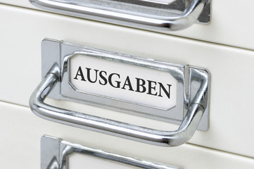 Schubladenschrank mit der Aufschrift Ausgaben