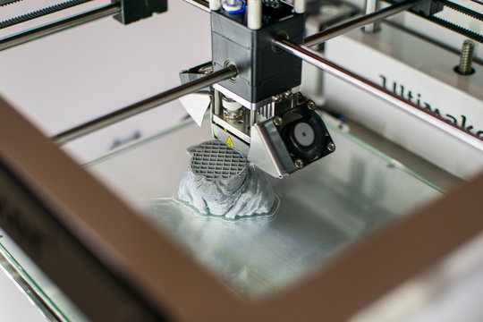 Imprimante 3D en cours d'impression d'un Yoda en résine grise au Fab Lab de la Casemate de Grenoble