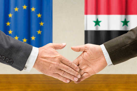 Vertreter der EU und Syriens reichen sich die Hand
