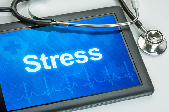 Tablet mit der Diagnose Stress auf dem Display