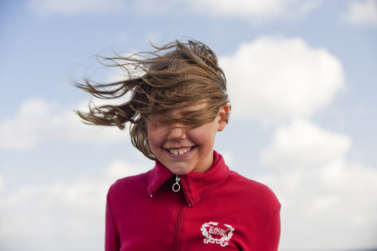 Kind mit wehenden Haaren