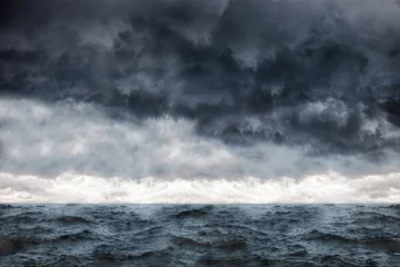 Crédence de cuisine en verre imprimé Côte Des nuages sombres dans le ciel d& 39 hiver lors d& 39 une tempête en mer.