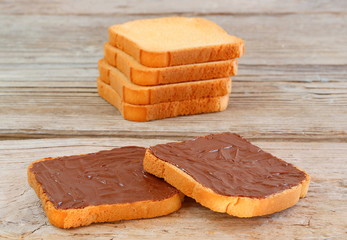 Fette biscottate con crema di cacao