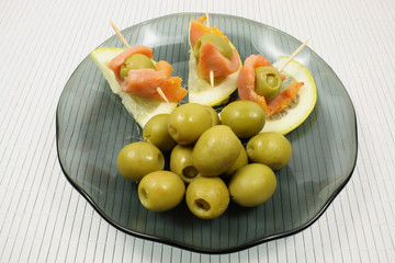 Филе горбуши на шпажках с оливками и лимоном