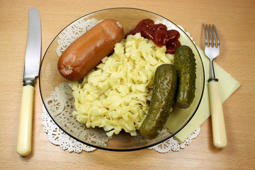 Лапша с сосиской и солеными огурцами