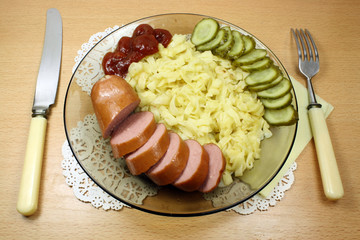 Лапша с сосиской и солеными огурцами