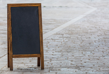 Schiefertafel auf Marktplatz - Textfreiraum