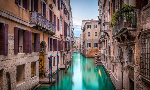 Fototapeta Narrow canal in Venice