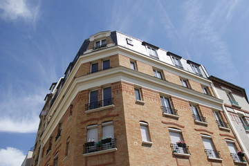 Fototapeta na wymiar Immeuble en briques à Boulogne