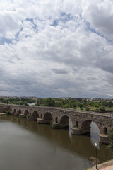 Puente romano de Mérida junto al río Guadiana