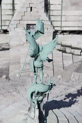 Saint Michel terrassant le dragon sur le toit de la Basilique du Sacré Coeur à Paris