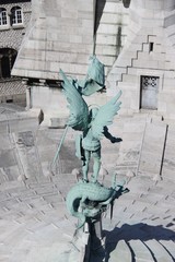 Saint Michel terrassant le dragon sur le toit de la Basilique du Sacré Coeur à Paris