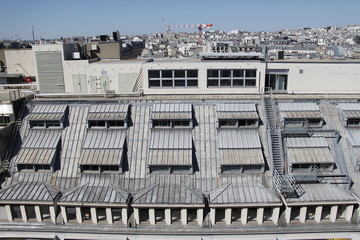 Toiture d'immeuble &agrave; Paris, vue depuis le toit des Galeries Lafayette