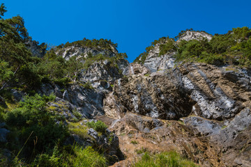 Fototapeta na wymiar Felswand mit kleinem Wasserfall