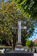 schlichtes grabkreuz aus stein