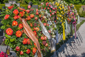 kränze mit trauerschleifen für begräbnis