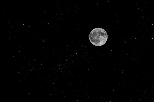 vollmond am sternenhimmel