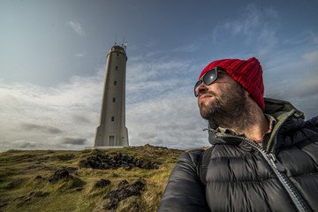 Viaggiatore solitario e il suo faro