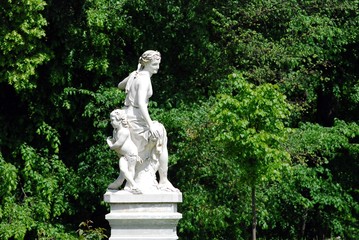 Sculptures of Uzutrakis manor on the board of Galves lake
