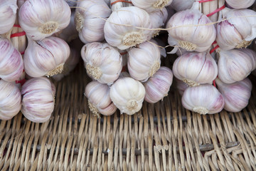 ail sur fond de rotin nature