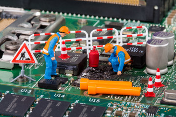 Arbeiter reparieren Mainboard