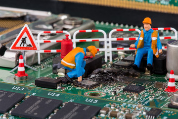 Arbeiter reparieren Mainboard