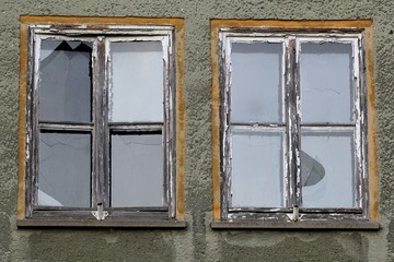 Fenster eines verlassenen Wohnblocks