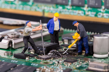 Arbeiter reparieren Mainboard