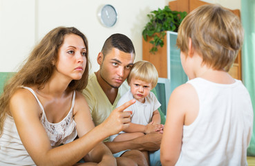 Obraz na płótnie Canvas Parents scolding child in home