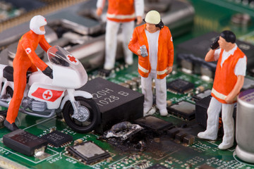 Ärzte untersuchen defektes Mainboard