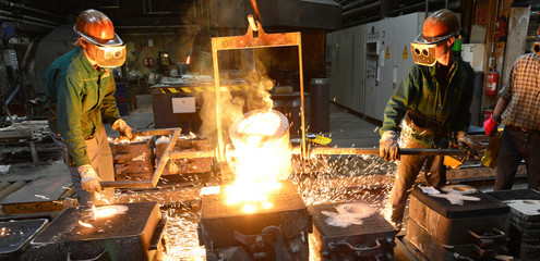 Arbeiter in einer Giesserei // workers in a foundry