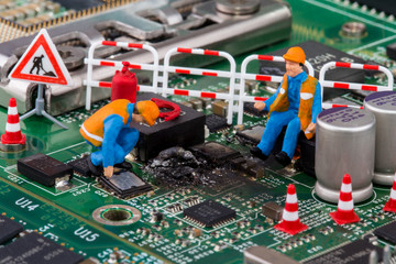 Arbeiter reparieren Mainboard