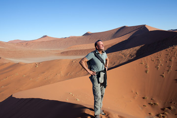 Esploratore nel deserto della Namibia