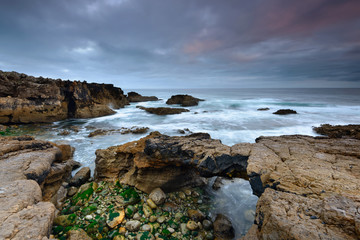 Maravilhosa praia de Cascais com a sua ponde de pedra. Paisagem da costa Portuguesa, perto de Lisboa.