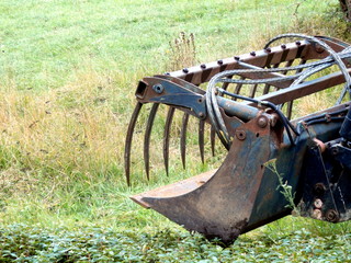 Ground clearance grab used for moving trees and branches 