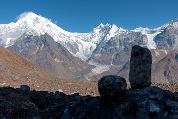 Blick auf das Langtang-Tal mit Mt. Langtang Lirung und Mt. Kimshung im Hintergrund, Langtang, Bagmati, Nepal