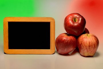Mele italiane, lavagna per indicare il prezzo di vendita con sfondo  i colori della bandiera Italiana