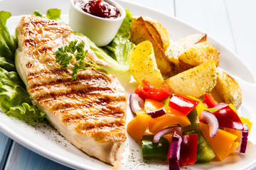 Grilled chicken fillet and vegetables 