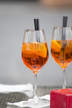 Orangener Alkohol in Gläser