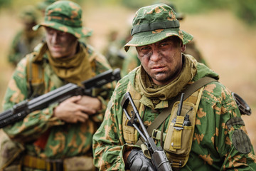 Fototapeta premium rosyjski oddział specjalny zaangażowany w eksplorację okolicy