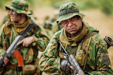 Fototapeta premium rosyjski oddział specjalny zaangażowany w eksplorację okolicy