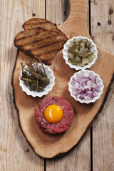 Steak Tartar mit Dekoration