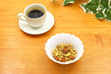 ナッツ類/美味しいティータイムには美味しいナッツをどうぞ
