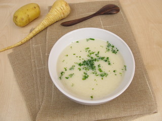 Püreesuppe mit Kartoffeln und Pastinaken