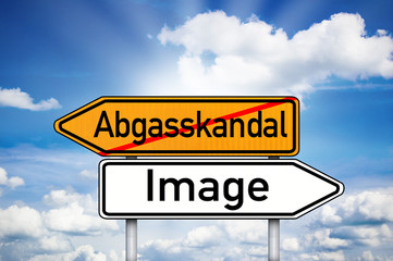 Fototapeta premium Schild, Wegweiser mit Manipulation, Abgaswerte, Image, Imageschaden, Autoindustrie, Vertrauen