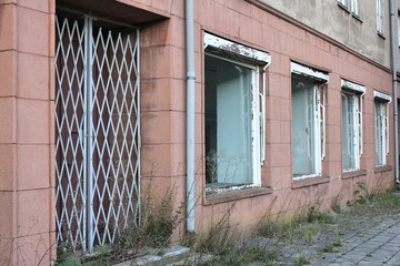 verlassener Wohnblock mit Geschäftsräumen im Erdgeschoss in einer ostdeutschen Siedlung