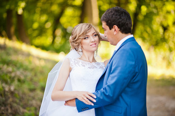 Fototapeta premium wedding couple at forest