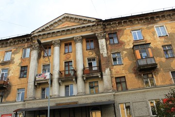 Fototapeta na wymiar Фасад студенческого общежития в Новокузнецке: Реалии современного образования