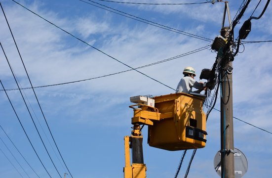 電気工事
電気技師が電線の工事をしています。
福岡朝倉市。