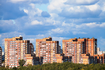 Obraz premium heavy low blue clouds over apartment buildings